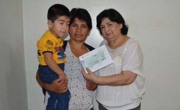 Se entregó ayuda económica para el tratamiento médico de un menor
