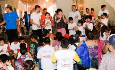 M&aacute;s de 200 ni&ntilde;os compartieron un refrigerio con autoridades municipales en la Colonia de Vacaciones