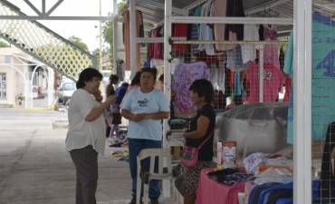 Contin&uacute;a el armado de la estructura que alojar&aacute; a los vendedores de &ldquo;La Feria&rdquo;