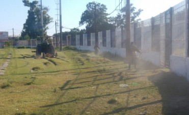 Ultiman detalles en el campo de juego del Club Sarmiento para el Festival de la Salamanca