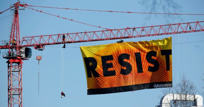 Desde una gr&uacute;a, Greenpeace protest&oacute; contra Trump