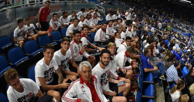 Futbolistas de River presenciaron juego de la NBA