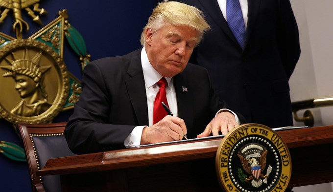 Ir&aacute;n dice que la decisi&oacute;n de Trump es "un regalo" para los extremistas