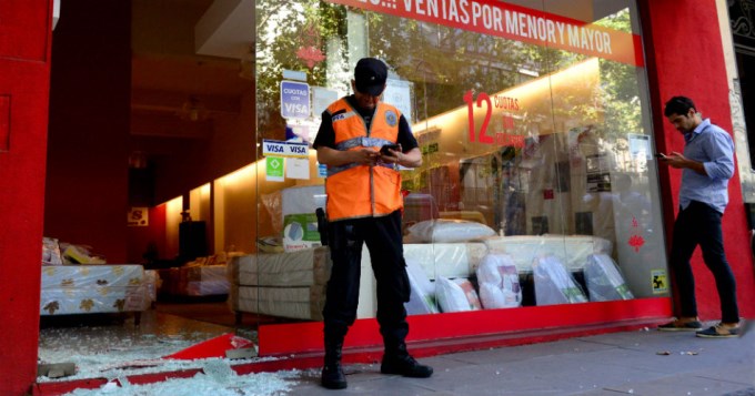 Los durmieron: rompieron vidriera y robaron colchoner&iacute;a