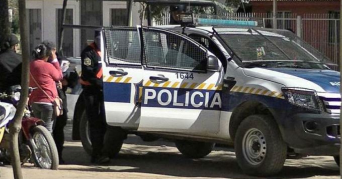 Piba se emborrach&oacute; y olvid&oacute; a su bebita en la puerta del boliche