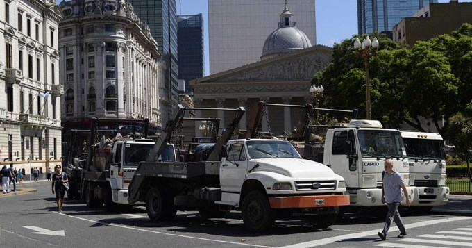 Plaza de Mayo bloqueada por protesta de camiones volquetes