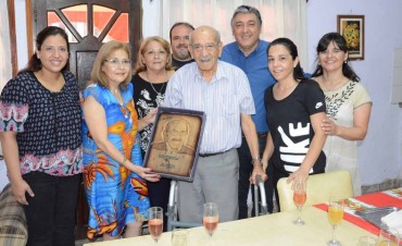 Emotivo homenaje y entrega de un presente al Pap&aacute; Noel bande&ntilde;o &ldquo;T&iacute;o Guido&rdquo;
