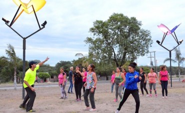 Amplia concurrencia de vecinos en las clases de ritmos de las plazas saludables