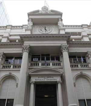 Banco Central baj&oacute; la tasa y "ser&aacute; cauteloso"