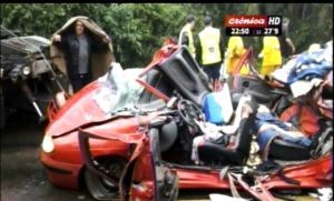 Contenedor aplast&oacute; un auto en Brasil: Tres argentinos murieron