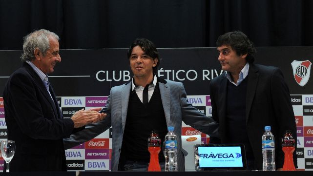 Gallardo, con lapicera en mano para firmar por 4 a&ntilde;os