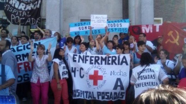 Los trabajadores despedidos del Posadas marchan al Ministerio de Salud