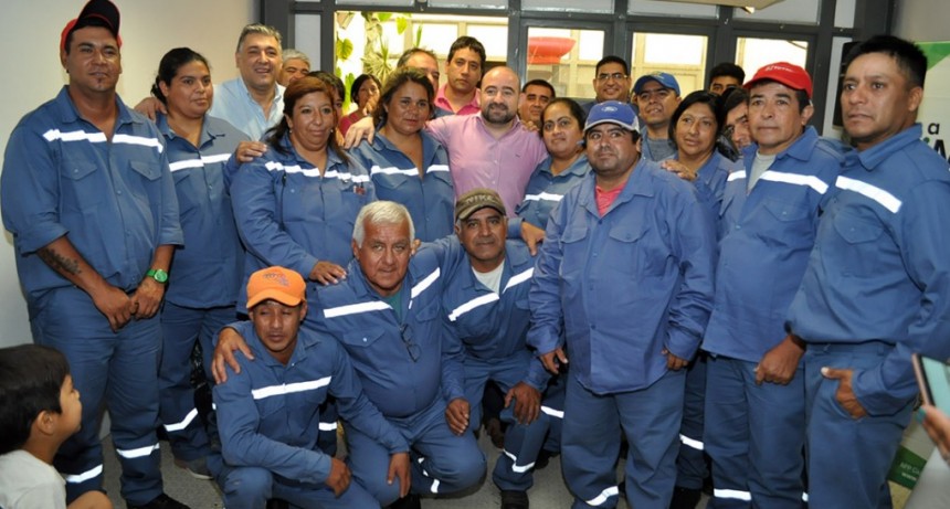 Mirolo entreg&oacute; ropa de trabajo al personal del Obrador San Fernando y del Mercado Uni&oacute;n