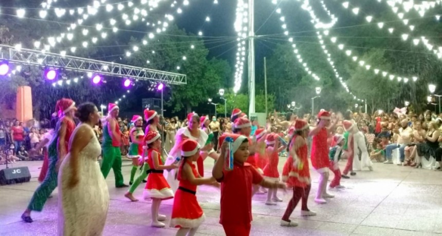CON GRAN CONVOCATORIA SE VIVI&Oacute; &laquo;LA NAVIDAD DEL PUEBLO&raquo; EN LA PLAZA BELGRANO