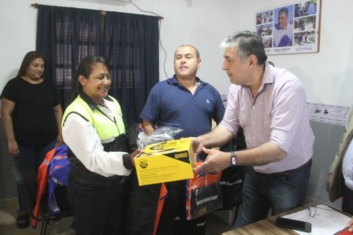 Nediani entregó 800 conjuntos de indumentaria al personal de Tránsito y Transporte 