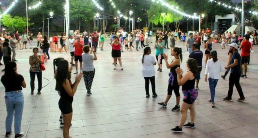 Con éxito comenzó a desarrollarse el Taller de Danzas Folclóricas Argentinas en la plaza Belgrano 
