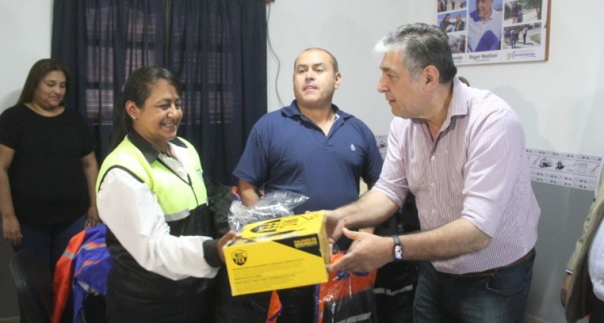 Nediani entregó 800 conjuntos de indumentaria al personal de Tránsito y Transporte 