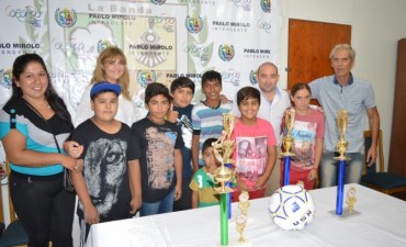  El municipio bande&ntilde;o entreg&oacute; trofeos y pelotas a una escuela de f&uacute;tbol infantil