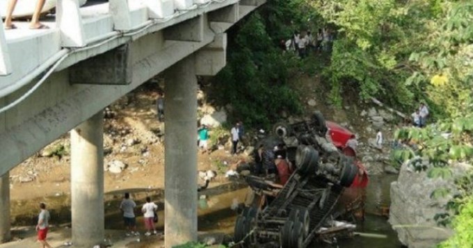  Cami&oacute;n de boda cay&oacute; al r&iacute;o y murieron 47 invitados