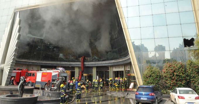 10 muertos al arder hotel de lujo en China