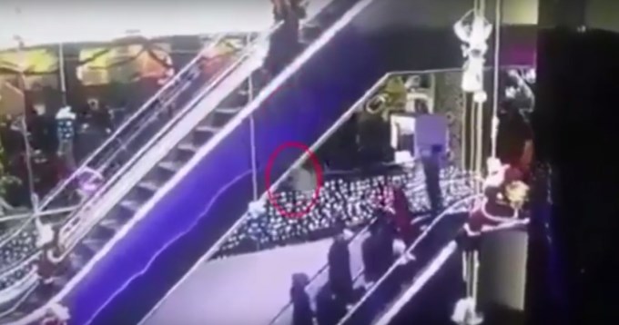 Bebe muri&oacute; al caer de los brazos de su madre en escalera mec&aacute;nica