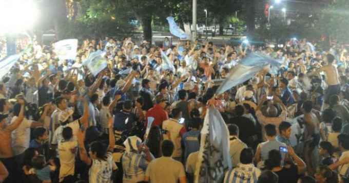 Cientos de hinchas de Atl&eacute;tico Tucum&aacute;n salieron a las calles a festejar la clasificaci&oacute;n