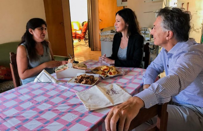 Macri le regal&oacute; bordadora a una mujer para su emprendimiento