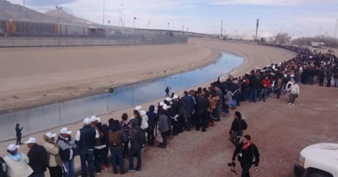 Mexicanos hicieron un muro humano contra Trump