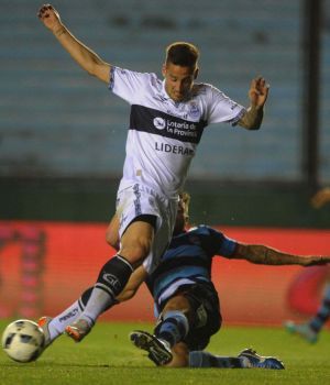 Arsenal empat&oacute; y qued&oacute; en "la boca del Lobo"
