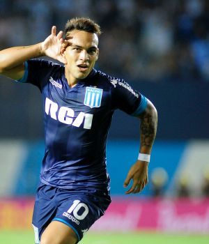 De la mano de Mart&iacute;nez, Racing gole&oacute; a Hurac&aacute;n