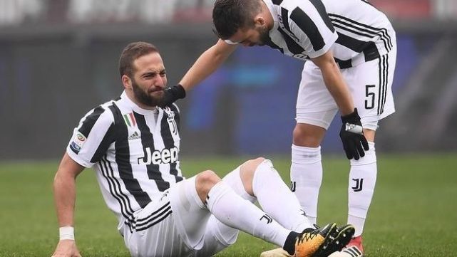 Higua&iacute;n se lesion&oacute; y encendi&oacute; las alarmas de Sampaoli