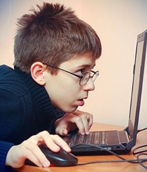 Tres de cada diez pibes tendr&aacute;n miop&iacute;a por usar mal celulares y tablets