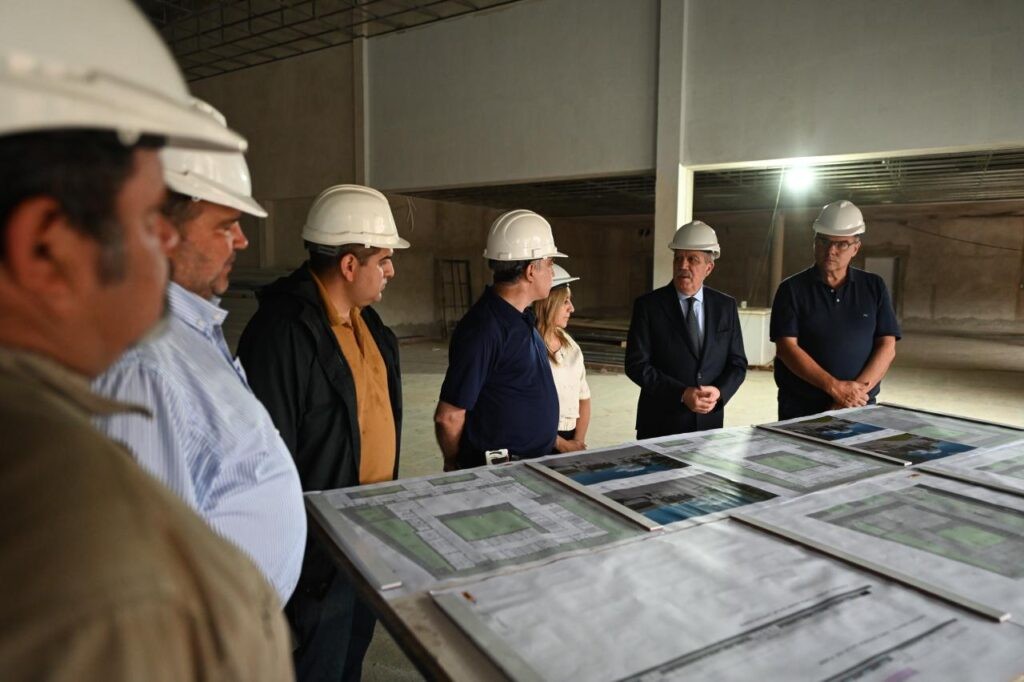 El Gobernador visitó la obra de la Escuela N° 646 del barrio Villa Raquel de La Banda