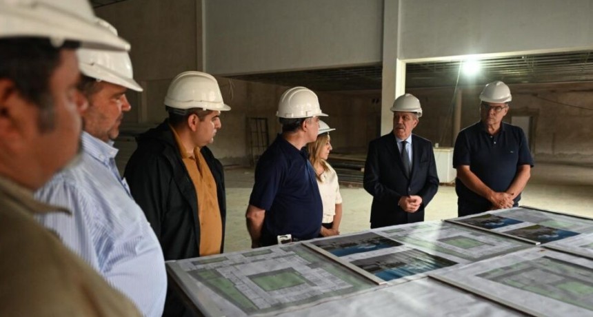 El Gobernador visitó la obra de la Escuela N° 646 del barrio Villa Raquel de La Banda