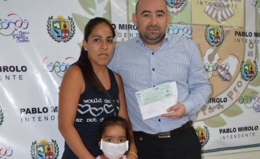 El intendente Mirolo entreg&oacute; una importante ayuda econ&oacute;mica para la intervenci&oacute;n quir&uacute;rgica de una menor