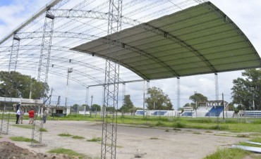  El municipio colabora con la recuperaci&oacute;n de la cancha de b&aacute;squet y v&oacute;ley del Club Sarmiento