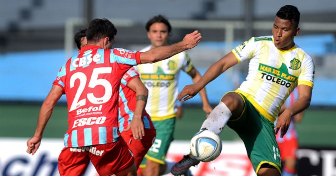 Aldosivi frente a Arsenal en un partido de las "zonas bajas"