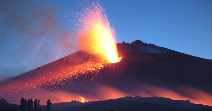Arde el volc&aacute;n Etna y hay alerta en Italia