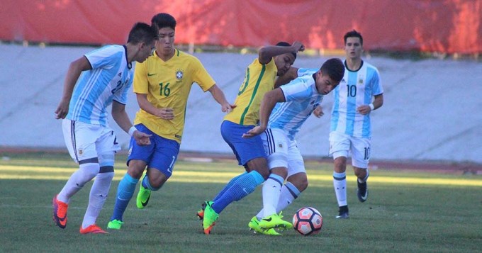 Argentina, sin Mundial, perdi&oacute; con Brasil