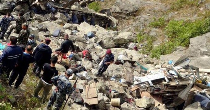 Cay&oacute; un micro a un precipicio en Nepal y dej&oacute; 26 muertos