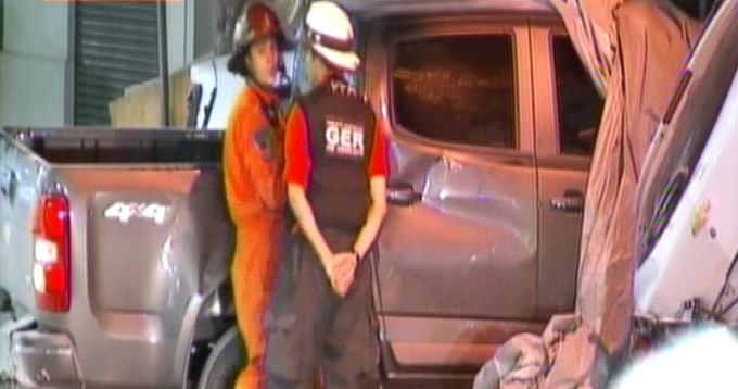 Derrumbe en agencia de autos