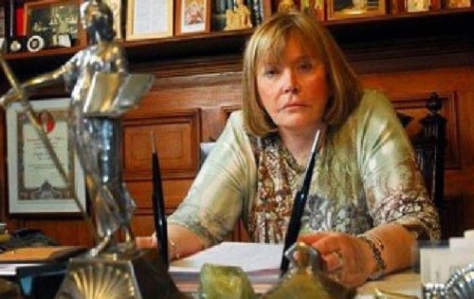 Empleada de Servini de Cubr&iacute;a, en medio de infernal tiroteo