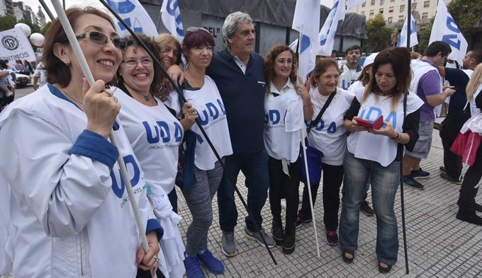 Eval&uacute;an dar aumento a docentes bonaerenses por decreto