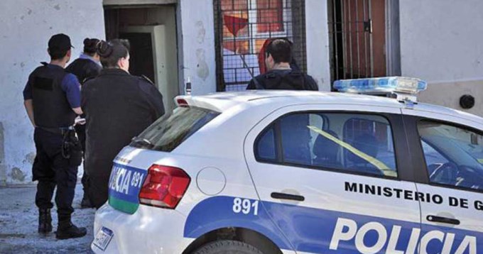 Lo "fajaron" y vistieron de polic&iacute;a por "buch&oacute;n"