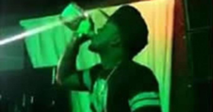 Muri&oacute; tras "bajarse" una botella de tequila en concurso