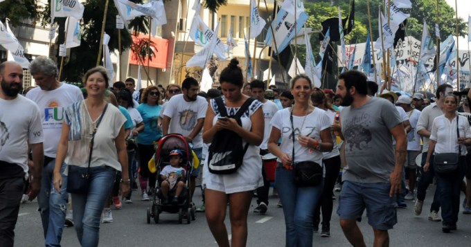 Rechazan premio a docentes que no pararon y descuento a los huelguistas