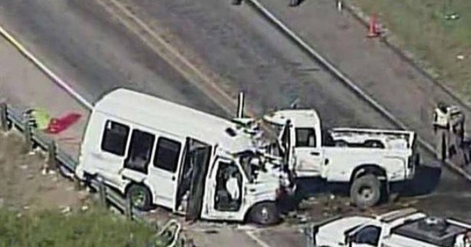 Trece muertos por choque entre micro y camioneta en EEUU 