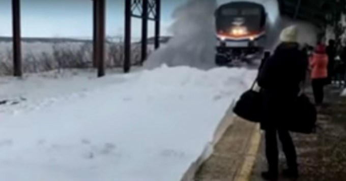 Tren arrastr&oacute; nieve y "sepult&oacute;" a pasajeros 