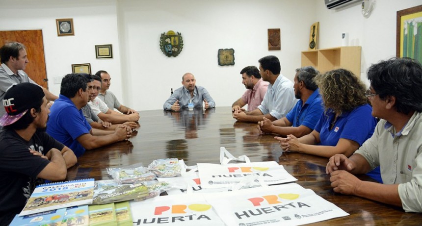 El intendente diagram&oacute; la entrega de semillas para el fortalecimiento de las huertas familiares