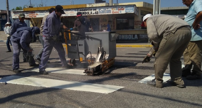 Trabajan en la demarcaci&oacute;n de sendas peatonales para el microcentro